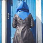 manteau imperméable grande capuche bleu dos